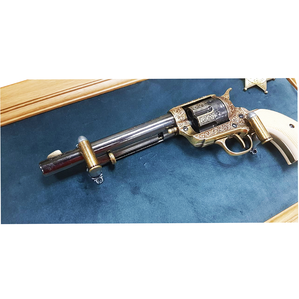 Револьвер кавалерийский системы Кольт, 7½", калибра .45, США 1873 г на бархатном панно. Интерьерная