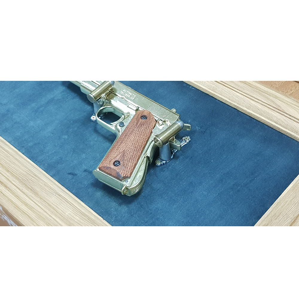 Пистолет автоматический КОЛЬТ-45 1911г, США, калибр 45, крепление 2 шт. пули в комплекте, цвет золотистый, матовое покрытие, накладки из темного дерева,