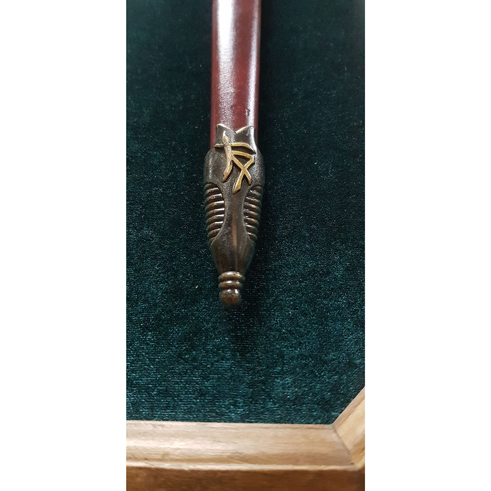 Дага в красных ножнах на стенде