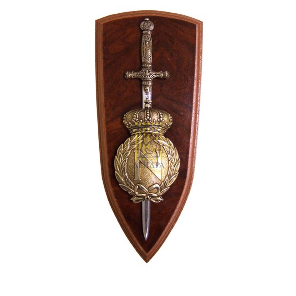 Панно: щит и меч Панно: щит и меч