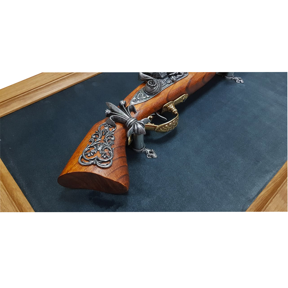 Мушкет кремневый, Австрия, 18 век на бархатном панно. Интерьерная композиция, внутренний размер 50 х Мушкет кремневый, Австрия, 18 век на бархатном панно. Интерьерная композиция, внутренний размер 50 х