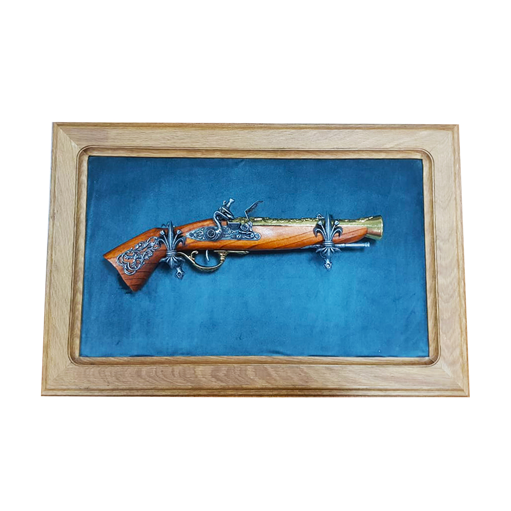 Мушкет кремневый, Австрия, 18 век на бархатном панно. Интерьерная композиция, внутренний размер 50 х Мушкет кремневый, Австрия, 18 век на бархатном панно. Интерьерная композиция, внутренний размер 50 х