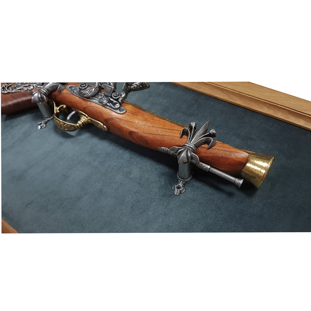 Мушкет кремневый, Австрия, 18 век на бархатном панно. Интерьерная композиция, внутренний размер 50 х Мушкет кремневый, Австрия, 18 век на бархатном панно. Интерьерная композиция, внутренний размер 50 х