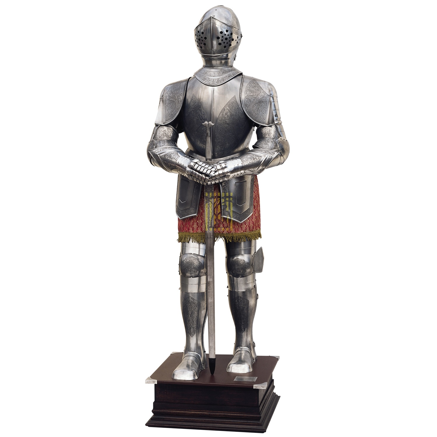 Доспехи рыцарские с гравировкой, Xii века, в полный рост, на деревянном постаменте, высота 200 см, м