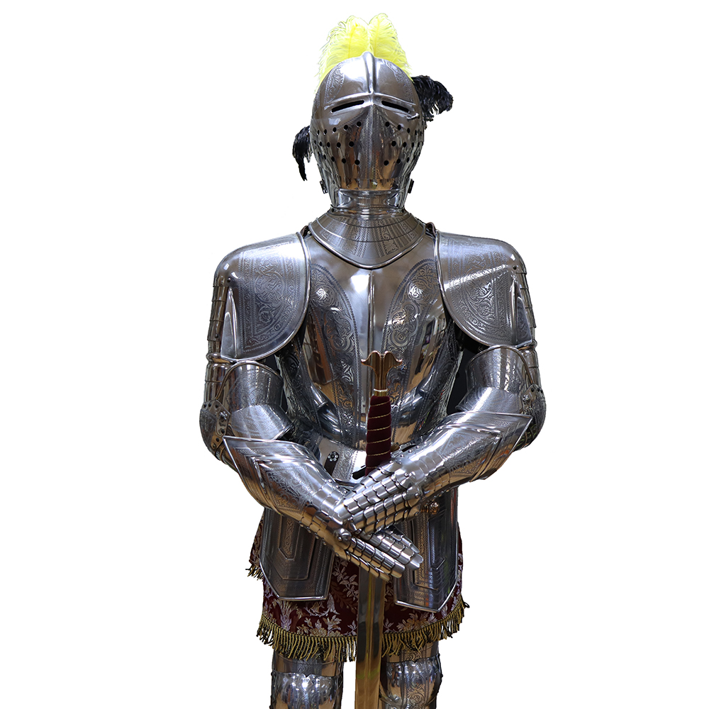 Доспехи рыцарские с гравировкой, Xii века, в полный рост, на деревянном постаменте, высота 200 см, м