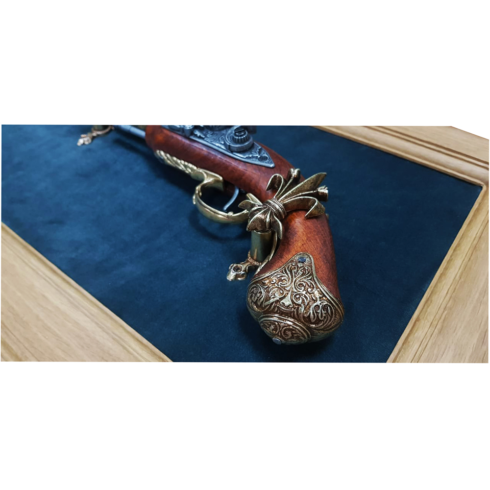 Пистолет кремневый для левшей, Индия, 18 век на бархатном панно. Интерьерная композиция, внутренний Пистолет кремневый для левшей, Индия, 18 век на бархатном панно. Интерьерная композиция, внутренний