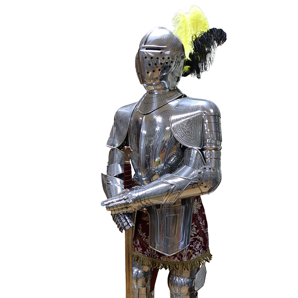Доспехи рыцарские с гравировкой, Xii века, в полный рост, на деревянном постаменте, высота 200 см, м