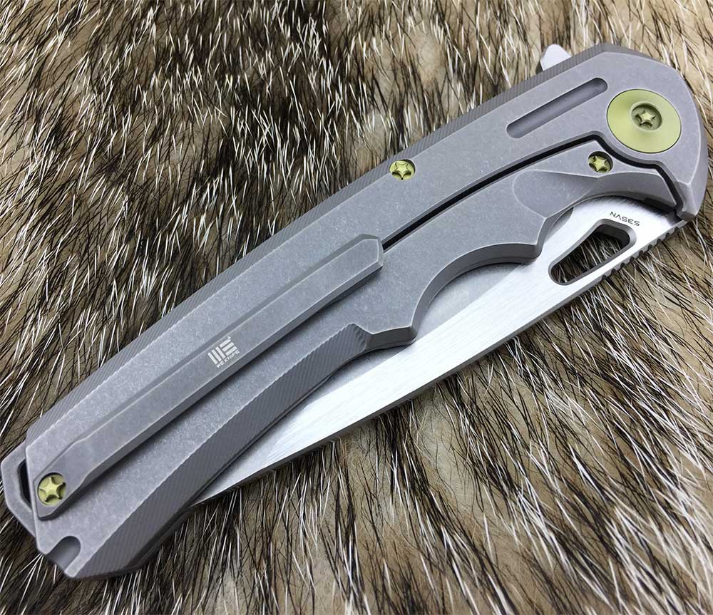 Нож складной, сталь CPM-S35VN, длина клинка 95 мм, рукоять титан, цвет серый, клипса, замок frame-lo Нож складной, сталь CPM-S35VN, длина клинка 95 мм, рукоять титан, цвет серый, клипса, замок frame-lo