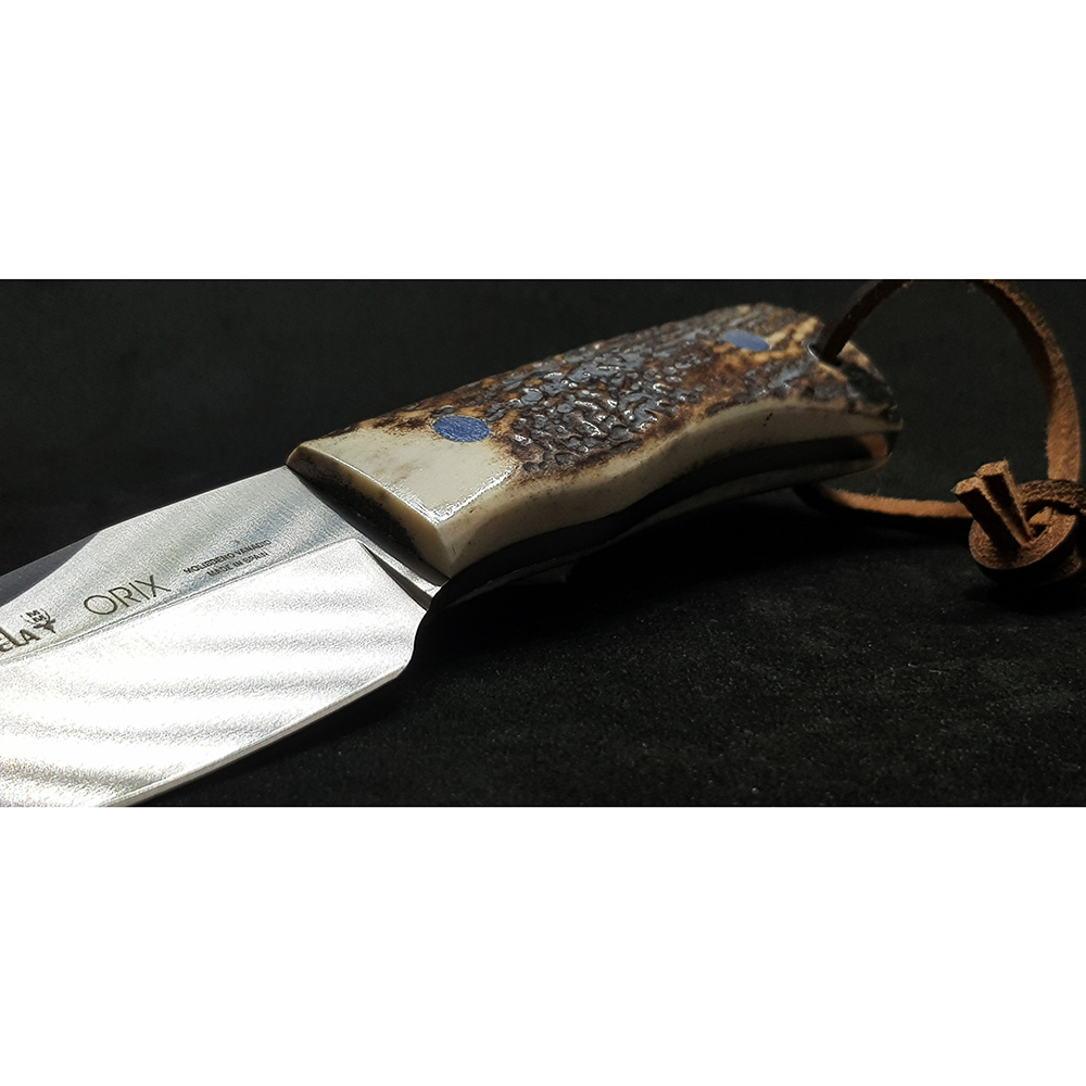 Нож-скиннер "ORIX", клинок 8 см, рукоять рог оленя, ножны кожа Нож-скиннер "ORIX", клинок 8 см, рукоять рог оленя, ножны кожа