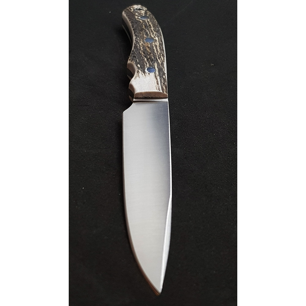 Нож "CRIOLLO" с фикс клинком длиной 14 см, рукоять рог оленя, ножны кожа