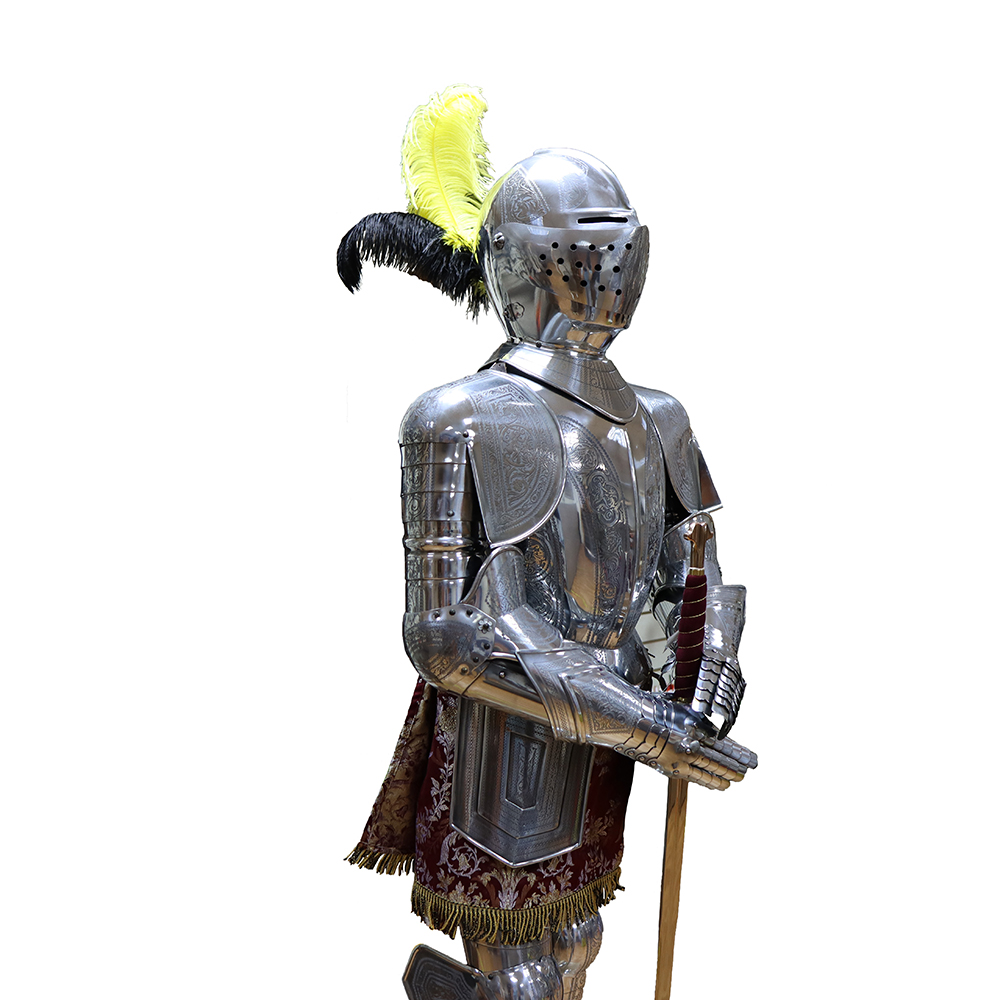 Доспехи рыцарские с гравировкой, Xii века, в полный рост, на деревянном постаменте, высота 200 см, м