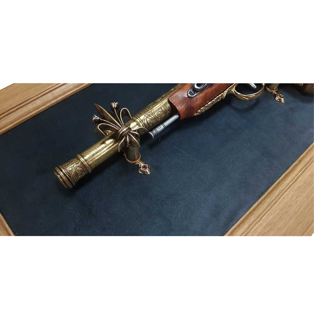 Пистолет кремневый для левшей, Индия, 18 век на бархатном панно. Интерьерная композиция, внутренний Пистолет кремневый для левшей, Индия, 18 век на бархатном панно. Интерьерная композиция, внутренний