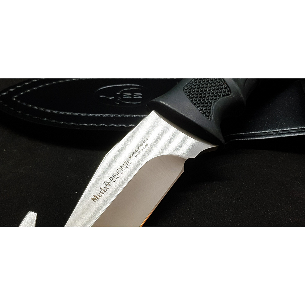 Нож-скиннер "BISONTE", клинок 11 см крюк, рукоять черный пластик, ножны кожа