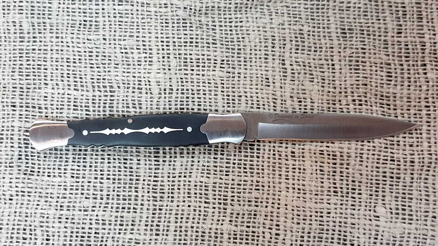 Нож складной, длина клинка 8,8 см, материал клинка Stainless steel, рукоять пластик, больстер сталь,