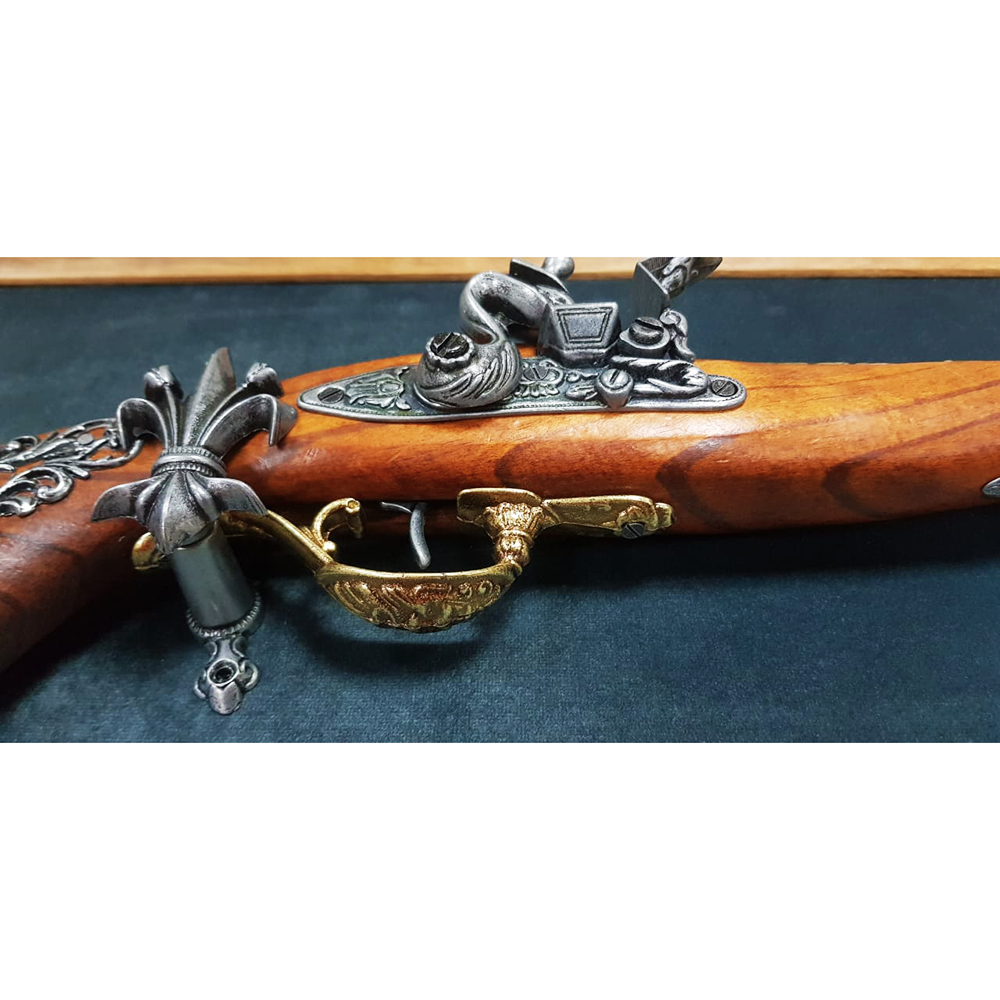 Мушкет кремневый, Австрия, 18 век на бархатном панно. Интерьерная композиция, внутренний размер 50 х Мушкет кремневый, Австрия, 18 век на бархатном панно. Интерьерная композиция, внутренний размер 50 х