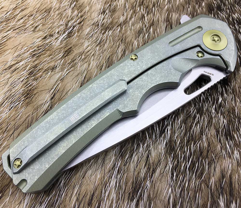 Нож складной, сталь CPM-S35VN, длина клинка 95 мм, рукоять титан, цвет зеленый, клипса, замок frame-