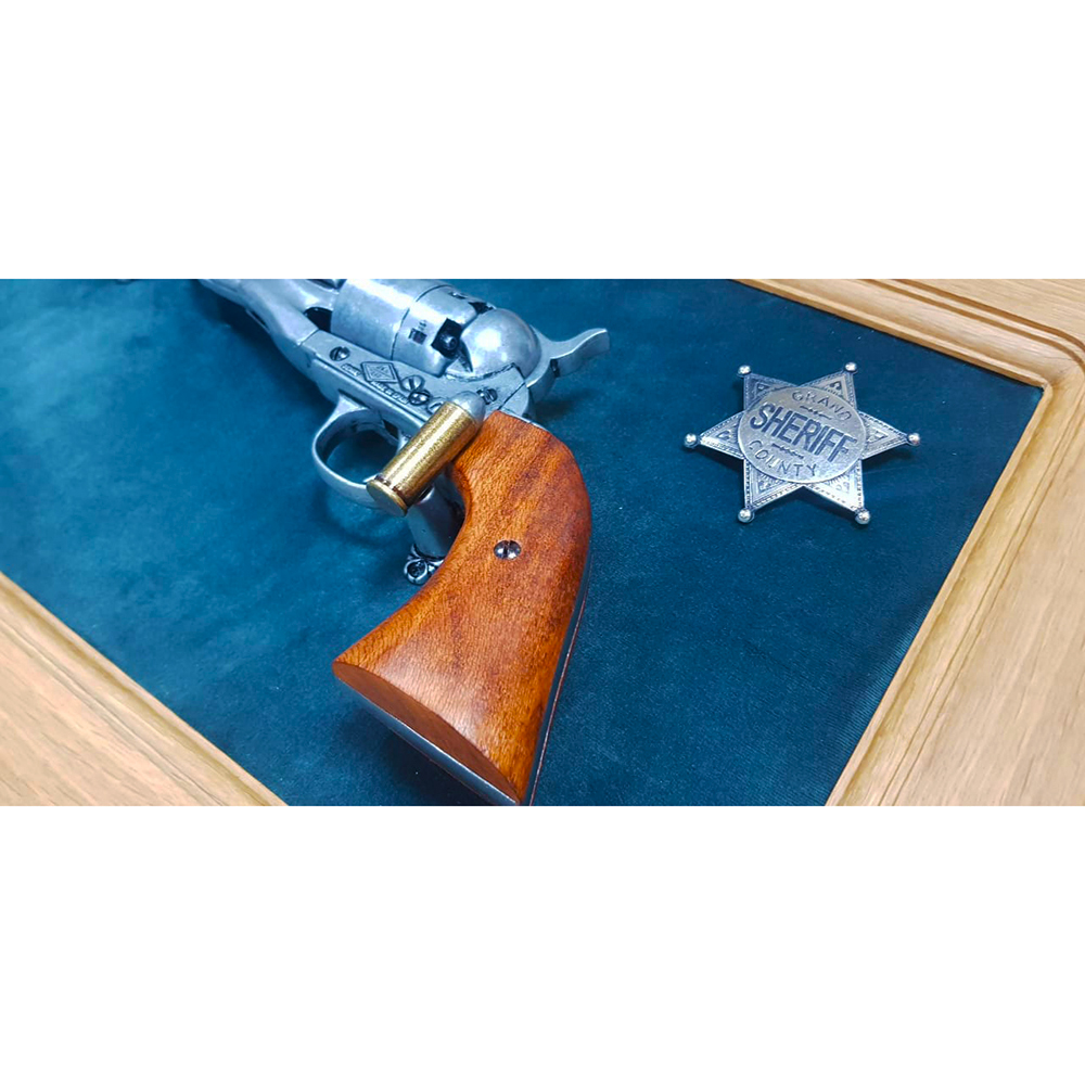 Револьвер системы "Кольт", Гражд.война, США, 1886 г на бархатном панно. Интерьерная композиция, внут Револьвер системы "Кольт", Гражд.война, США, 1886 г на бархатном панно. Интерьерная композиция, внут