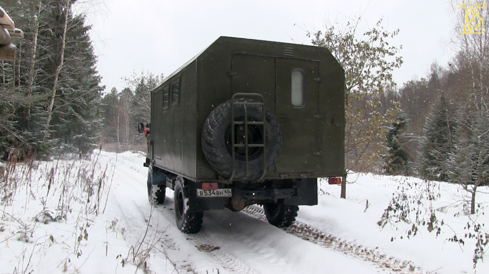 Загонная охота на лося по первому снегу. Машина развозит загонщиков по номерам.