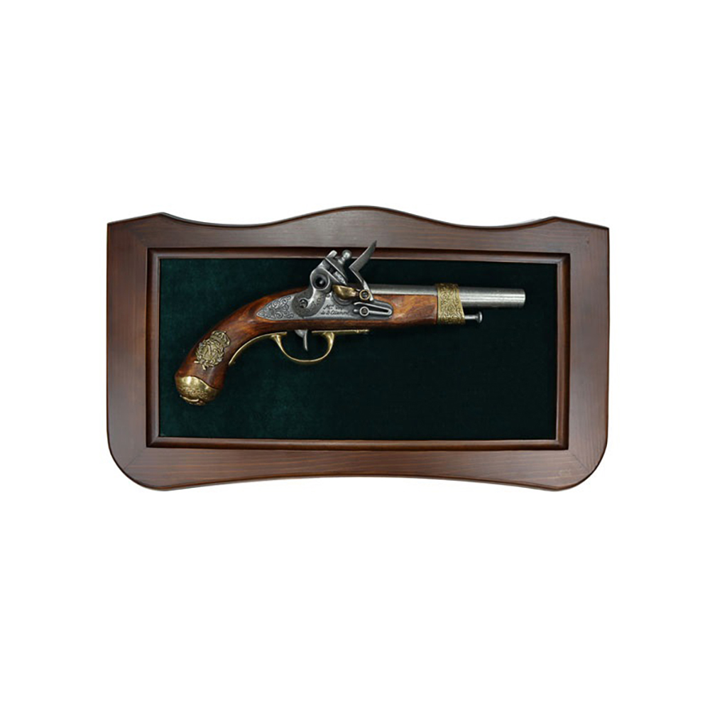 Пистолет Наполеона, изготовлен мастером Грибовалем в 1806г., на бархатном панно с вензелем Наполеона