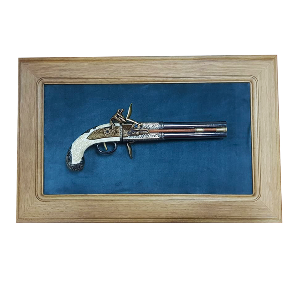 Пистолет кремневый двуствольный, Великобритания, 1750 г на бархатном панно. Интерьерная композиция,